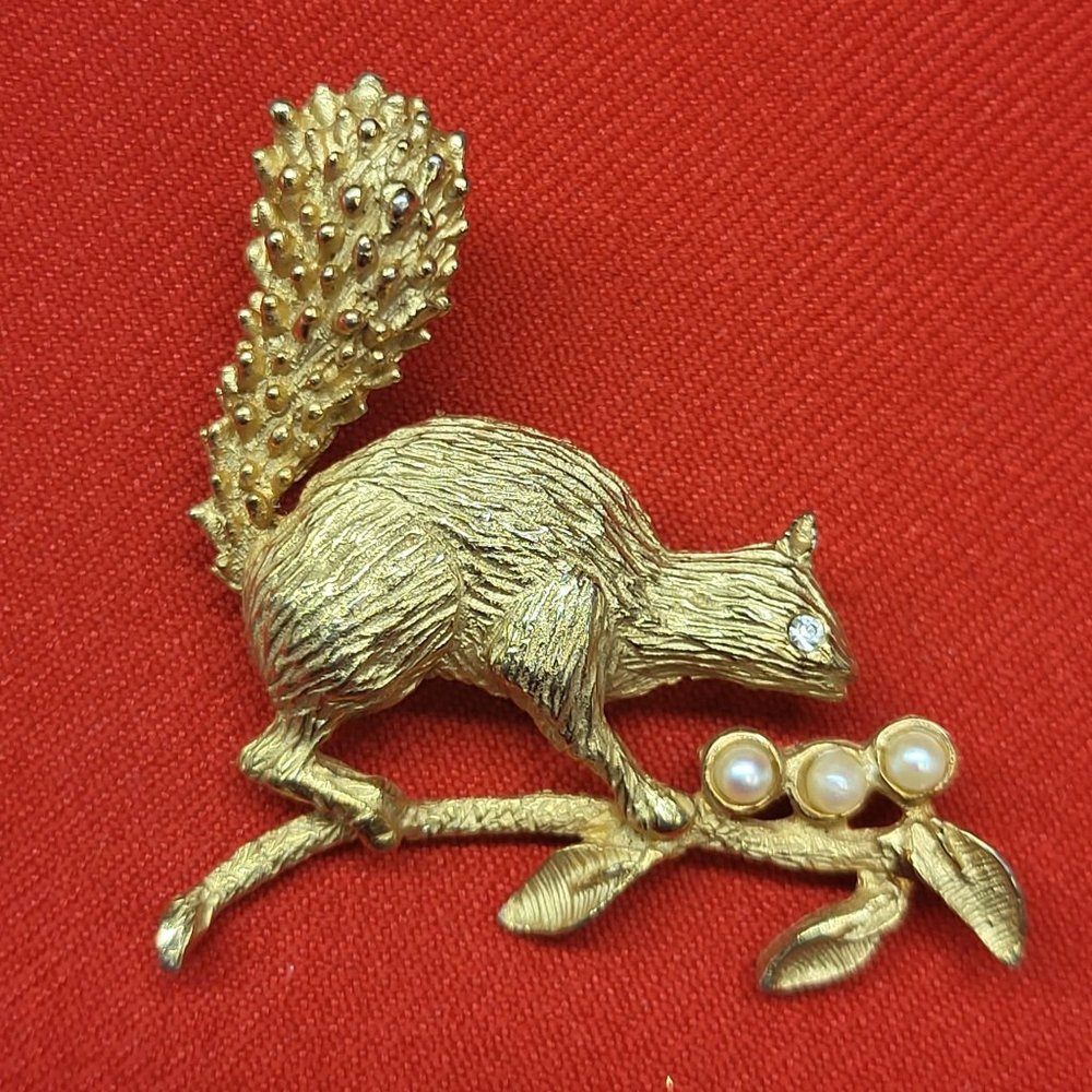 Vintage Hobe Metal Gold Tone Squirrel Brooch Pin Faux Pearls